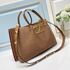 大号❤新品Valentino 2023年春夏托特包系列~托特包采用天然拉菲草编织打造,交织形成的空隙营造 大号❤新品Valentino 2023年春夏托特包系列~托特包采用天然拉菲草编织打造,交织形成的空隙营造