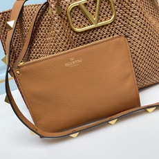 大号❤新品Valentino 2023年春夏托特包系列~托特包采用天然拉菲草编织打造,交织形成的空隙营造 大号❤新品Valentino 2023年春夏托特包系列~托特包采用天然拉菲草编织打造,交织形成的空隙营造