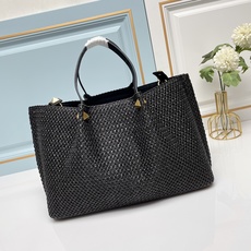大号❤新品Valentino 2023年春夏托特包系列~托特包采用天然拉菲草编织打造,交织形成的空隙营造 大号❤新品Valentino 2023年春夏托特包系列~托特包采用天然拉菲草编织打造,交织形成的空隙营造