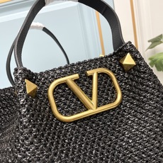 大号❤新品Valentino 2023年春夏托特包系列~托特包采用天然拉菲草编织打造,交织形成的空隙营造 大号❤新品Valentino 2023年春夏托特包系列~托特包采用天然拉菲草编织打造,交织形成的空隙营造