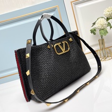 大号❤新品Valentino 2023年春夏托特包系列~托特包采用天然拉菲草编织打造,交织形成的空隙营造 大号❤新品Valentino 2023年春夏托特包系列~托特包采用天然拉菲草编织打造,交织形成的空隙营造