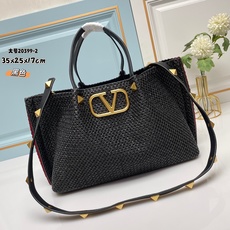 大号❤新品Valentino 2023年春夏托特包系列~托特包采用天然拉菲草编织打造,交织形成的空隙营造 大号❤新品Valentino 2023年春夏托特包系列~托特包采用天然拉菲草编织打造,交织形成的空隙营造