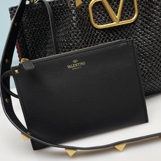 大号❤新品Valentino 2023年春夏托特包系列~托特包采用天然拉菲草编织打造,交织形成的空隙营造 大号❤新品Valentino 2023年春夏托特包系列~托特包采用天然拉菲草编织打造,交织形成的空隙营造