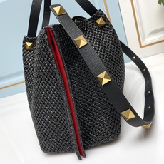大号❤新品Valentino 2023年春夏托特包系列~托特包采用天然拉菲草编织打造,交织形成的空隙营造 大号❤新品Valentino 2023年春夏托特包系列~托特包采用天然拉菲草编织打造,交织形成的空隙营造