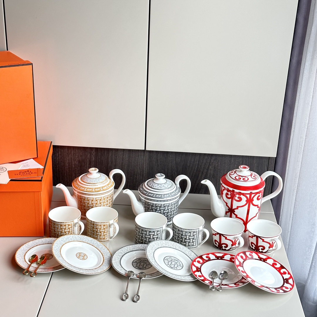 Hermès tea set comprising one teapot, two cups, two saucers, and two - Lifestyle 3