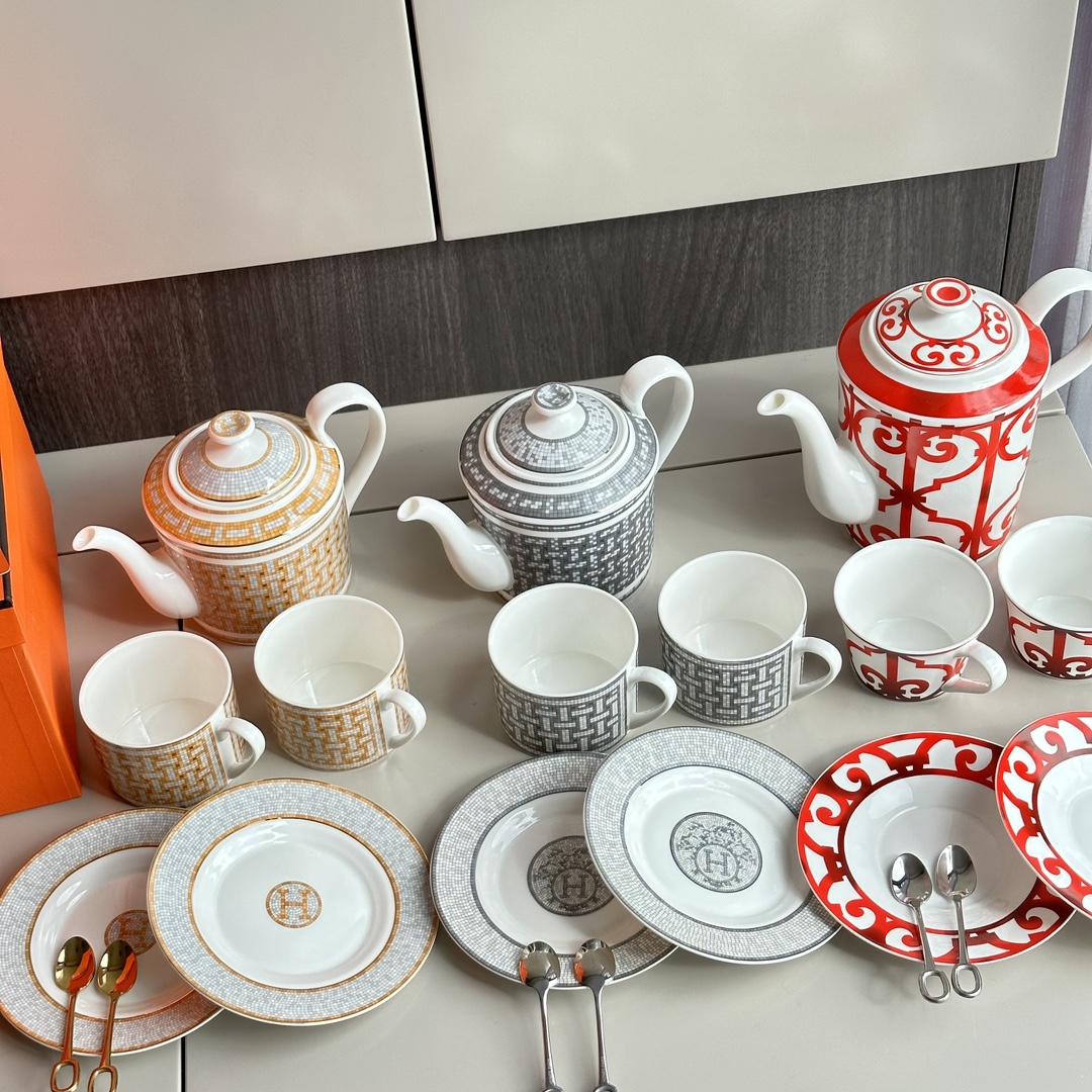 Hermès tea set comprising one teapot, two cups, two saucers, and two - Lifestyle 4