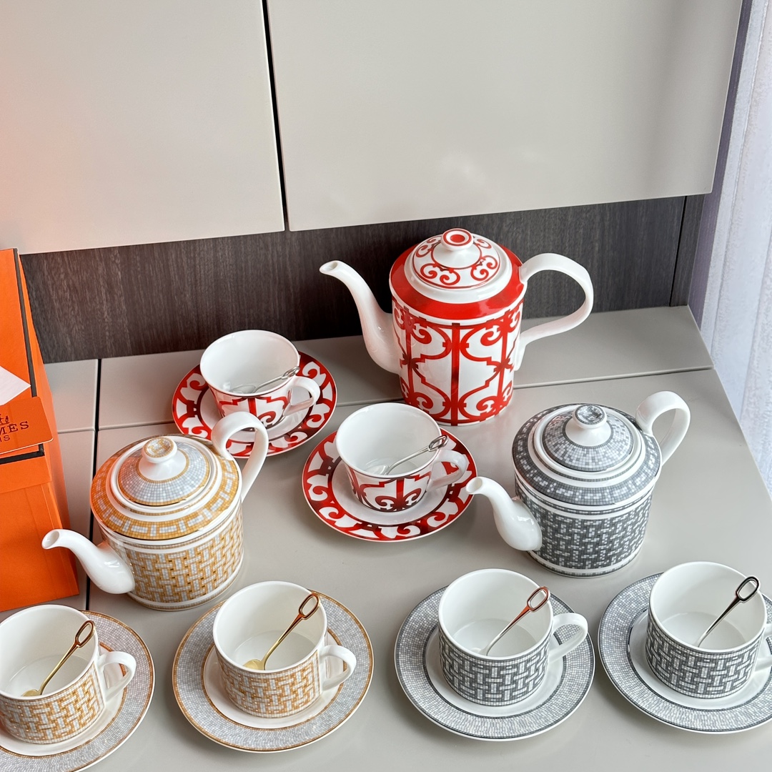 Hermès tea set comprising one teapot, two cups, two saucers, and two - Lifestyle 2