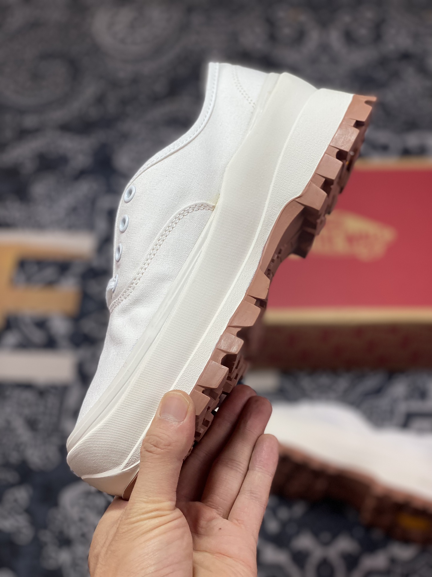 Vans’ instant height-increasing platform shoes are here. Vans Authentic Vibram DX collaboration Anaheim comfortable height-increasing canvas shoes