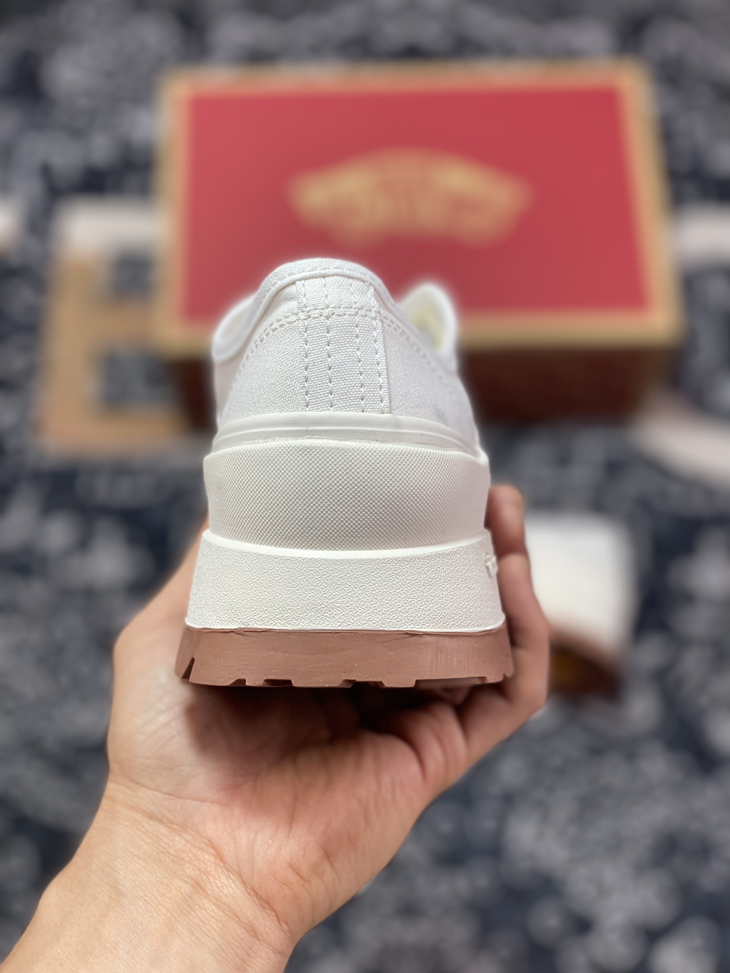 Vans’ instant height-increasing platform shoes are here. Vans Authentic Vibram DX collaboration Anaheim comfortable height-increasing canvas shoes