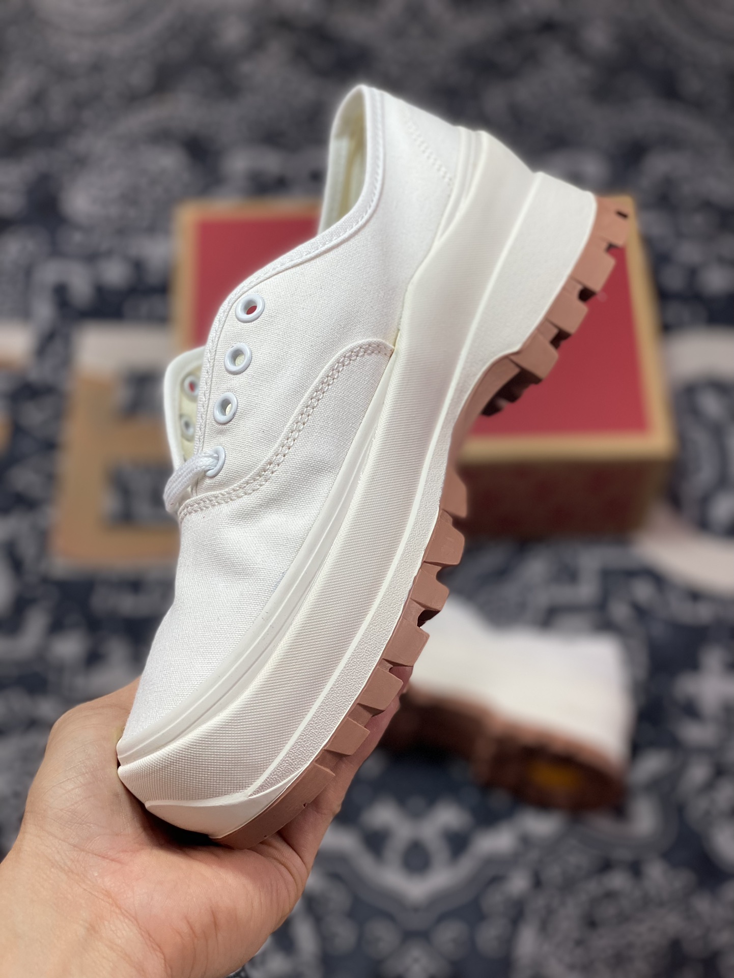 Vans’ instant height-increasing platform shoes are here. Vans Authentic Vibram DX collaboration Anaheim comfortable height-increasing canvas shoes