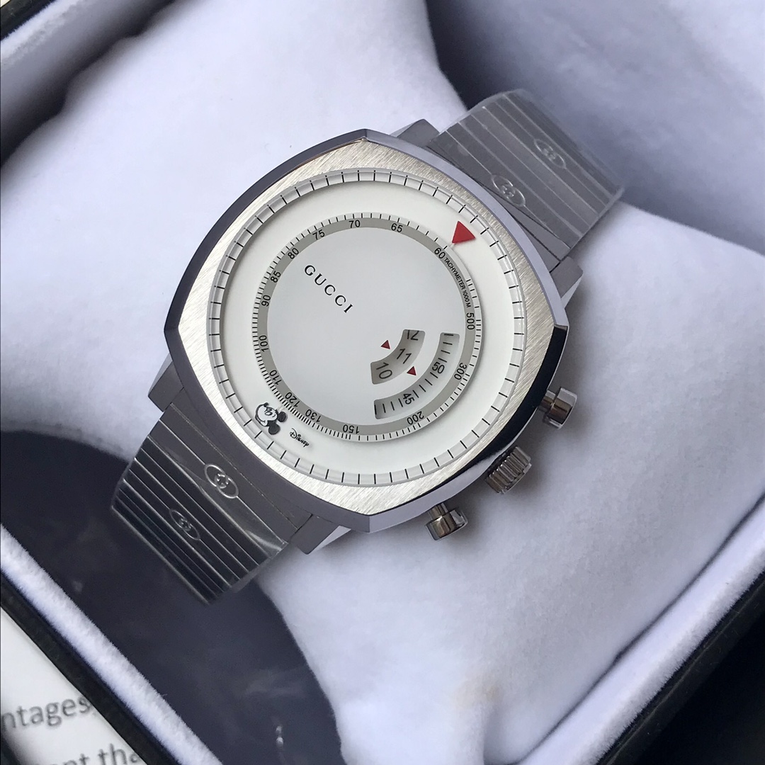NO:388677,Original Gucci Grip series quartz watch, original imported movement in Switzerland, with a watch diameter of ~40mm, sapphire crystal glass, two windows are set on the dial, showing hours and minutes respectively, using a steel case, the strap is decorated with double G patterns, and Mickey Mouse pattern design at 6 o'clock!  Drawing inspiration from skateboarding, the simple and neat shape is comfortable and fitted with a comfortable and fitted design. The vivid and vivid name reminds the scene of the skater's sneakers firmly grasping the skateboard. The bottom cover is engraved with an iconic and exquisite G logo, and is paired with a convenient double-press butterfly buckle strap, showing a generous and cool neutral appearance. Sapphire mirror, complete packaging. Original Gucci Grip series quartz watch, original imported movement in Switzerland, with a watch diameter of ~ 40mm, sapphire crystal glass, two windows are set on the dial, showing hours and minutes respectively, and a steel case is used. The strap is decorated with double G patterns, and Mickey Mouse pattern design is designed at 6 o'clock!  Drawing inspiration from skateboarding, the simple and neat shape is matched with a comfortable and fit design, and the vivid name reminds people of the scene where the skater's sneakers firmly grasp the skateboard. The bottom cover is engraved with the iconic and exquisite G logo, and is paired with a convenient double-press butterfly buckle strap, showing a generous and cool neutral appearance, with a sapphire mirror, with a full set of packaging., gucci, gucci, sneakers19860909Original Gucci 古驰Grip系列石英腕表,瑞士原装进口机芯,表径～40mm,蓝宝石水晶玻璃,表盘上设置两个窗口,分别显示小时和分钟,釆用精钢表壳,表带上饰有双G图案,6点位有米老鼠图案设计！从滑板运动中汲取灵感,简洁利落的造型搭配舒适贴合设计,生动形象的名称令人联想到滑手的运动鞋牢固抓附在滑板上的情景.底盖雕刻有标志性精美大G logo,搭配方便穿戴的双按蝴蝶扣表带,彰显大气飒爽的中性外观,蓝宝石镜面,配全套包装.批 .Original Gucci 古驰Grip系列石英腕表,瑞士原装进口机芯,表径～40mm,蓝宝石水晶玻璃,表盘上设置两个窗口,分别显示小时和分钟,釆用精钢表壳,表带上饰有双G图案,6点位有米老鼠图案设计！从滑板运动中汲取灵感,简洁利落的造型搭配舒适贴合设计,生动形象的名称令人联想到滑手的运动鞋牢固抓附在滑板上的情景.底盖雕刻有标志性精美大G logo,搭配方便穿戴的双按蝴蝶扣表带,彰显大气飒爽的中性外观,蓝宝石镜面,配全套包装.,,gucci,gucci,sneakers,Watch