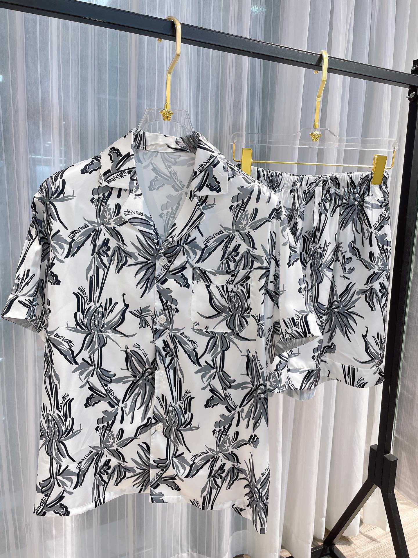 NO:142087,Paijia original new model is available for sale. Short-sleeved shorts couples suit. New model is coming. Real scene shooting. Donkey donkey. High-end home clothing suit, same style for men and women. It uses high-end Korean silk fabric, comfortable upper body effect, size M-3XL (silk products should not be washed by machine, it is recommended to wash by hand or wash with laundry bag),, louis vuitton, shorts, T-shirt, real silk, alexander wang19860909派家原创 新款上市 短袖短裤情侣款套装 新款来袭 实景拍摄 驴驴 高端家居服套装,男女同款,采用高定韩国丝面料,上身效果舒适,尺码M—3XL（真丝产品切勿机洗,建议手洗或者洗衣袋洗）,,louis vuitton,shorts,T-shirt,real silk,alexander wang,Men's clothing