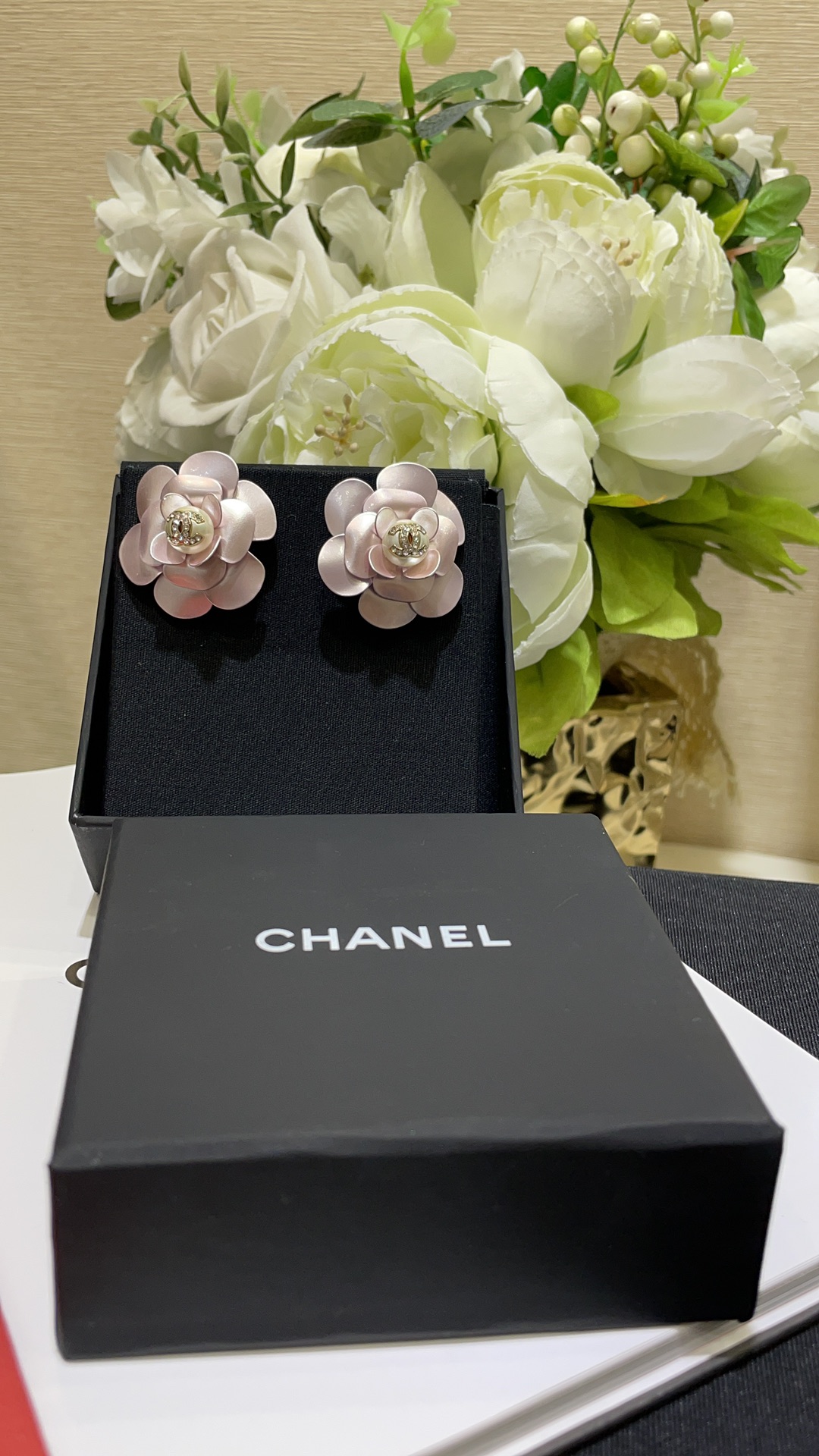 NO:632476,88260, arrived today to buy yb 23C new gold full diamond double C light pink camellia large stud earrings. Camellia pink purple pearlescent is gentle and soft with a slight metallic luster. It is really a unique beauty. It is worth collecting. Bai Fumei can’t go wrong with their eyes closed. Exclusive purchase of Swarovski diamonds developed by yb. Top version, Cardia high-end jewelry1986090988260,今日到货购入yb 23C新款金色满钻双C淡粉色山茶花大号耳钉 山茶花粉紫色珠光温温柔柔的 略带金属光泽 真的是独一份的美丽 值得收藏白富美们闭眼入不出错 独家购入yb 开发 施华洛钻 顶级版本,,卡迪亚高端饰品,Jewelry