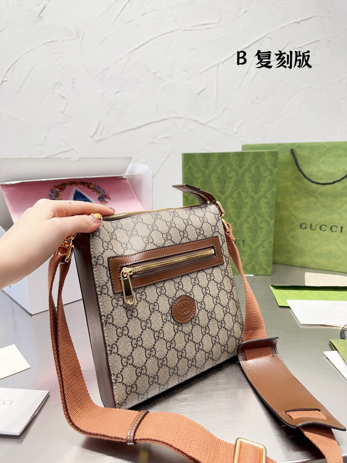 Gucci Doskonały
 Aktówka Torby typu crossbody i na ramię Skóra krowia PVC