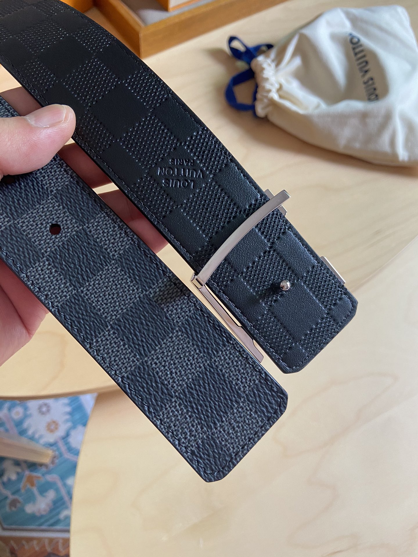 Louis Vuitton LV 原品 双面设计，皮质柔软，手感细腻舒适。 格子面料搭配压格花纹，百搭 款式。宽度4.0cm