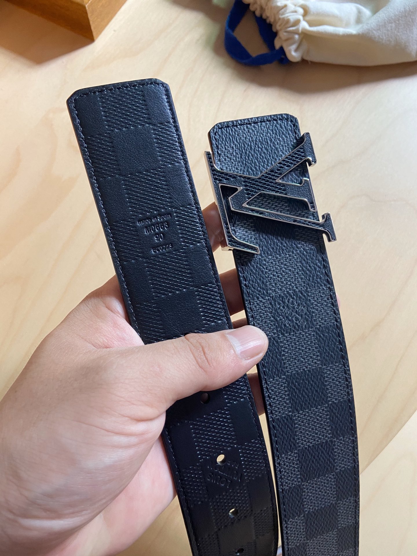 Louis Vuitton LV 原品 双面设计，皮质柔软，手感细腻舒适。 格子面料搭配压格花纹，百搭 款式。宽度4.0cm