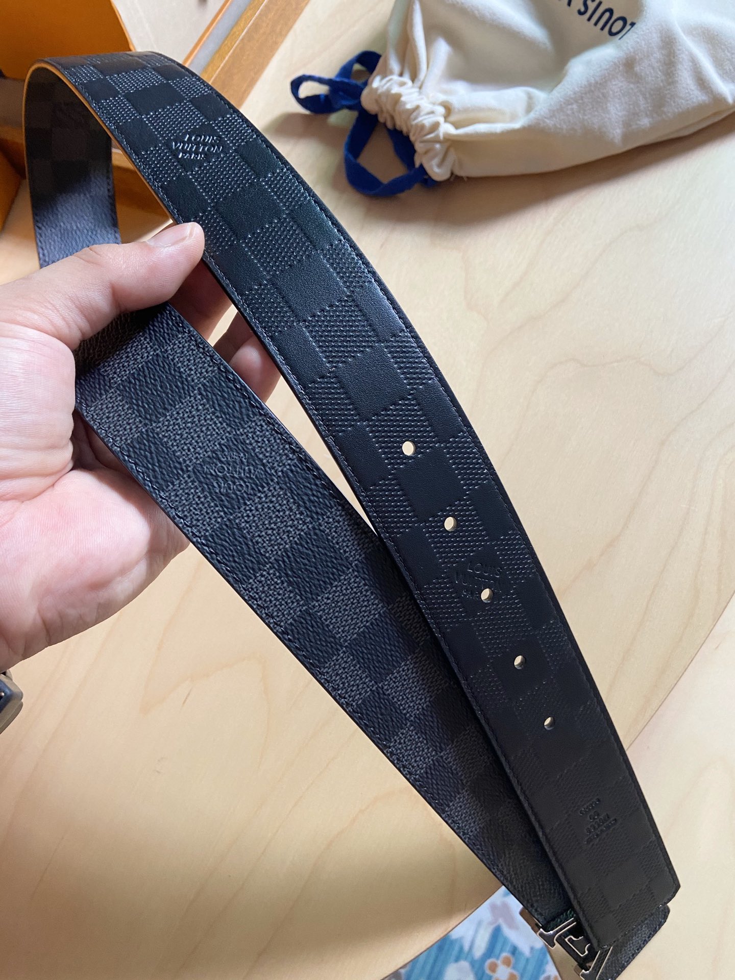 Louis Vuitton LV 原品 双面设计，皮质柔软，手感细腻舒适。 格子面料搭配压格花纹，百搭 款式。宽度4.0cm