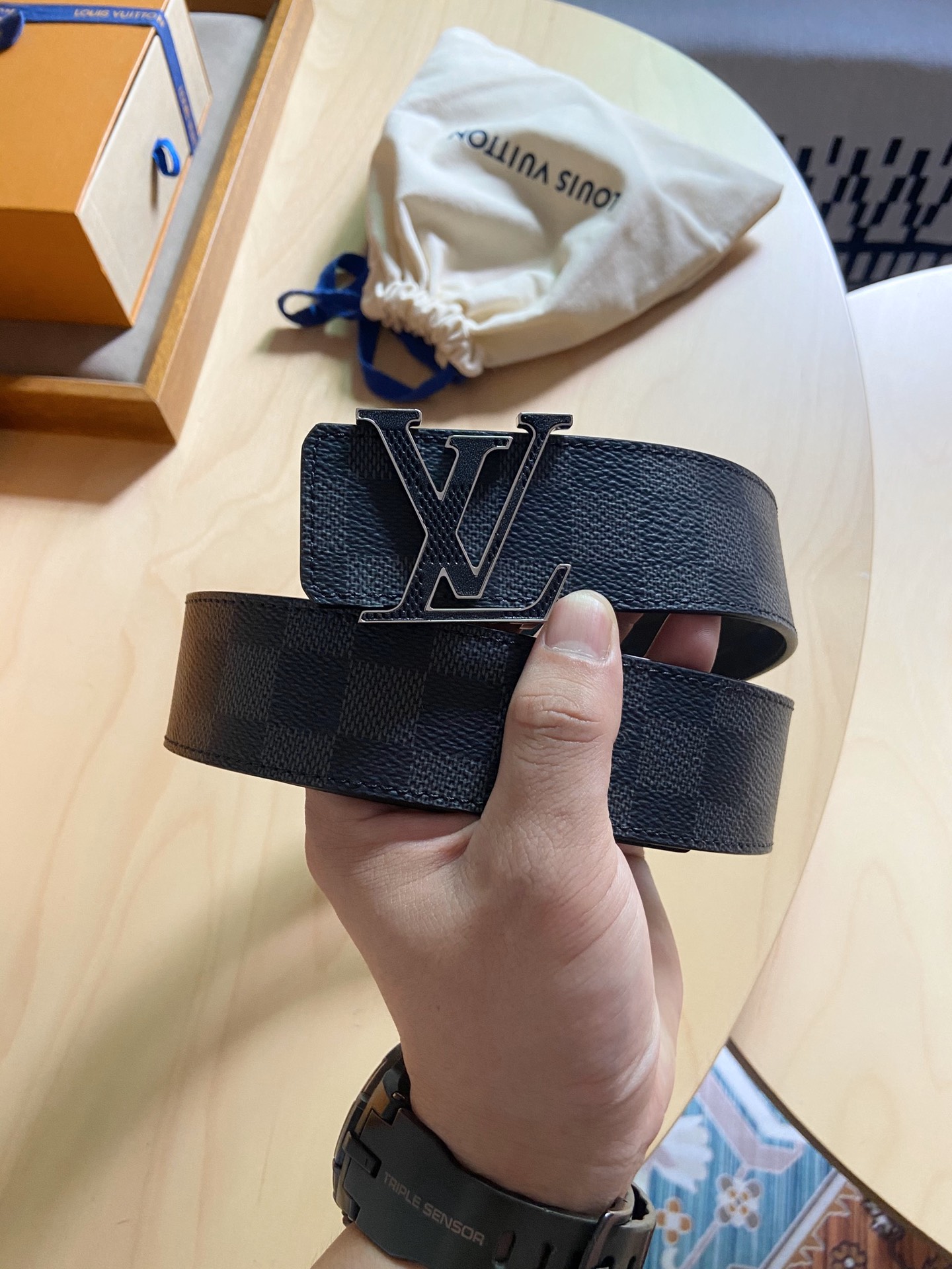 Louis Vuitton LV 原品 双面设计，皮质柔软，手感细腻舒适。 格子面料搭配压格花纹，百搭 款式。宽度4.0cm