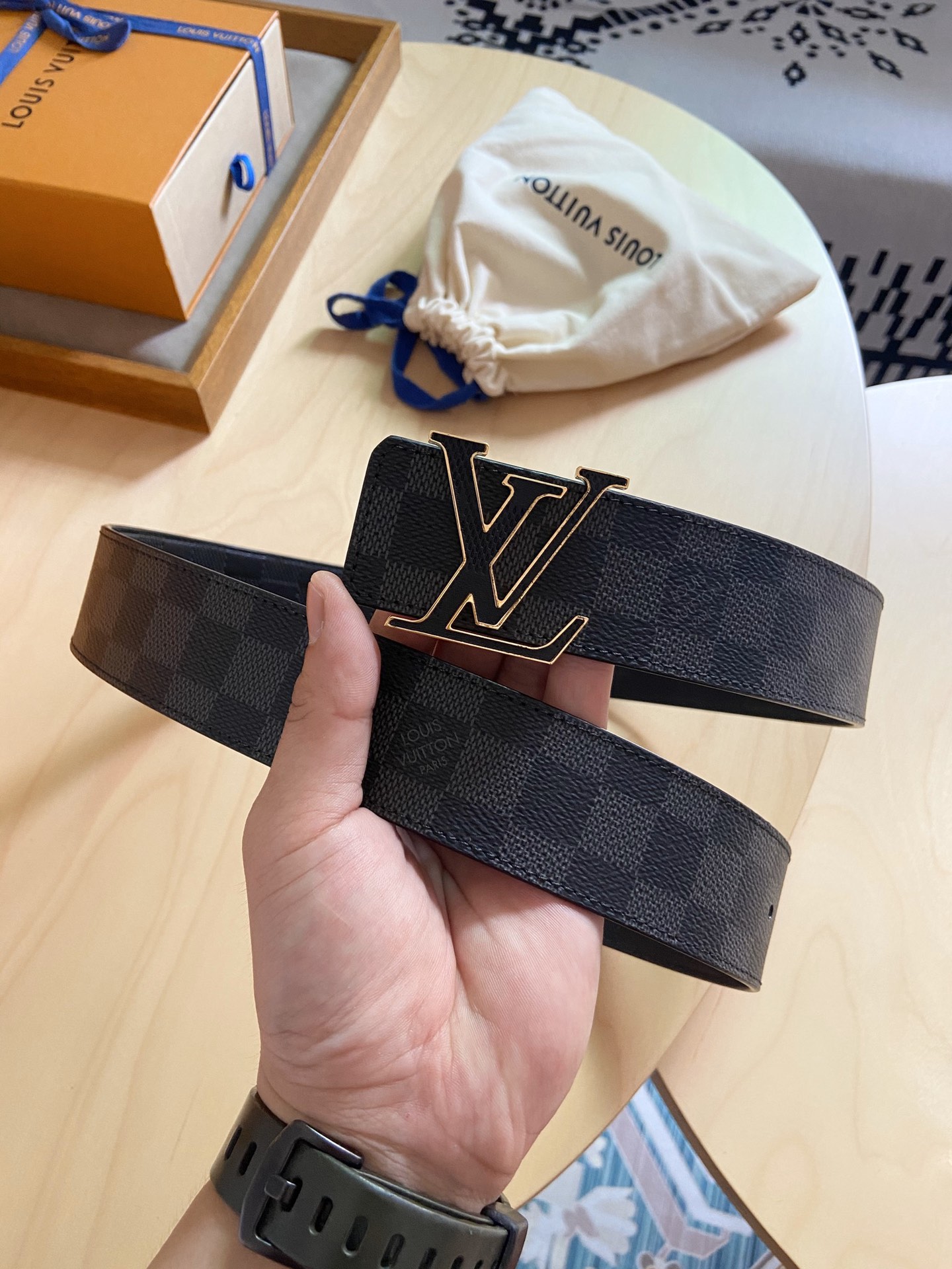 Louis Vuitton LV 原品 双面设计，皮质柔软，手感细腻舒适。 格子面料搭配压格花纹，百搭 款式。宽度4.0cm