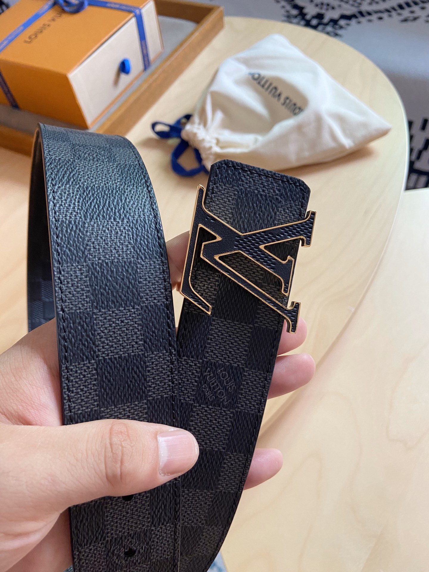 Louis Vuitton LV 原品 双面设计，皮质柔软，手感细腻舒适。 格子面料搭配压格花纹，百搭 款式。宽度4.0cm