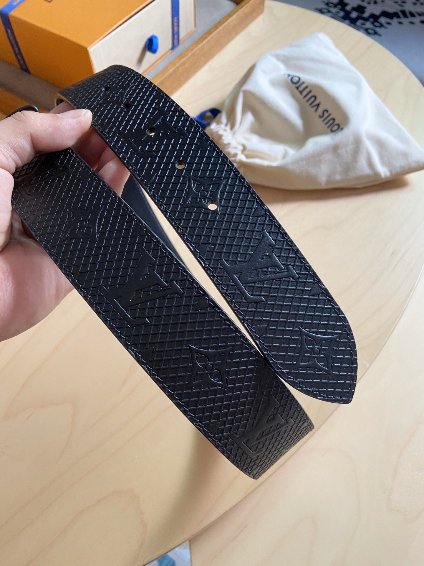 Louis Vuitton 代购版新品 LV男士腰带取材进口专款面料 压花牛皮 方形搭扣暗藏珐琅 LV 标识