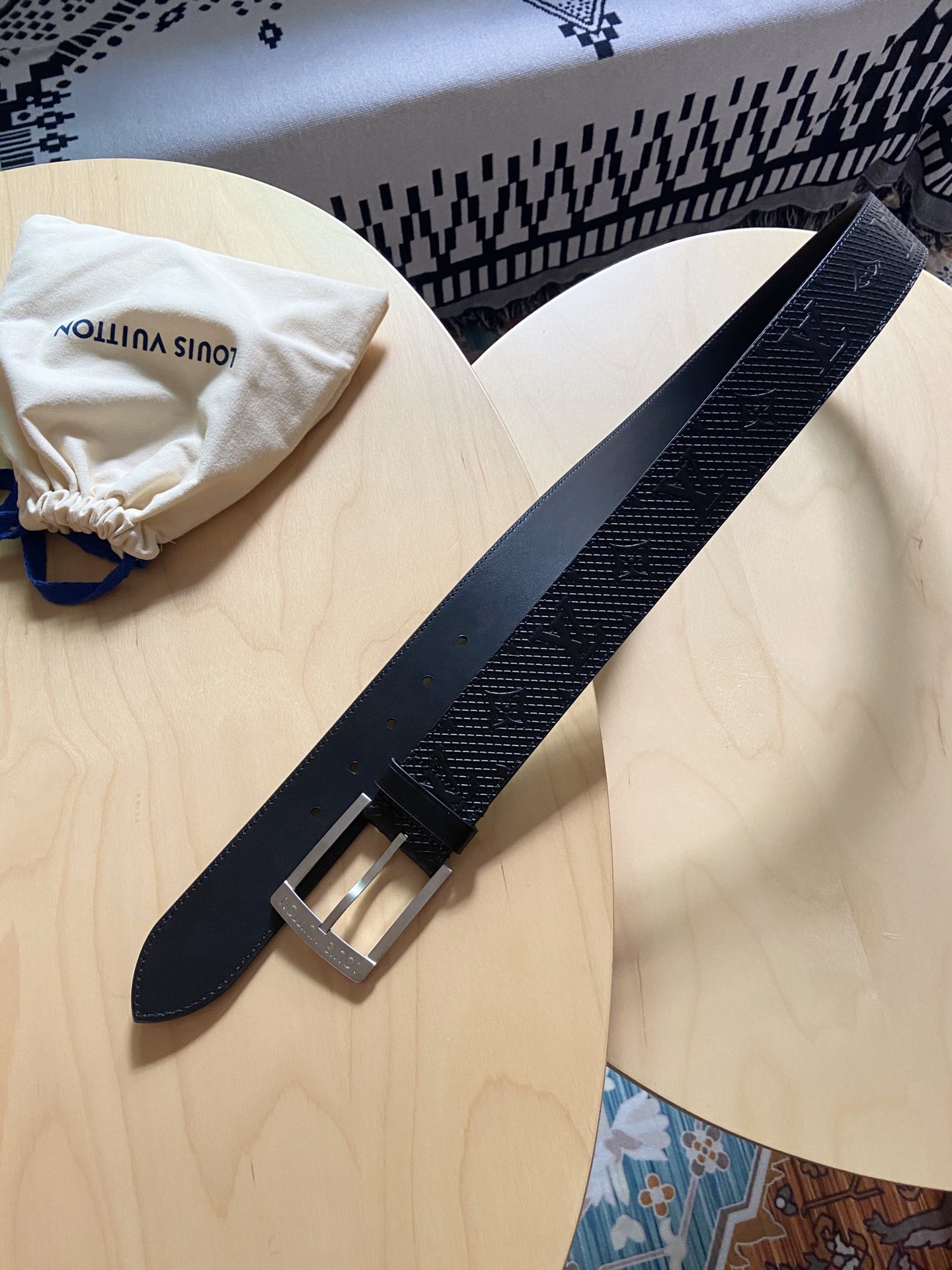 Louis Vuitton 代购版新品 LV男士腰带取材进口专款面料 压花牛皮 方形搭扣暗藏珐琅 LV 标识