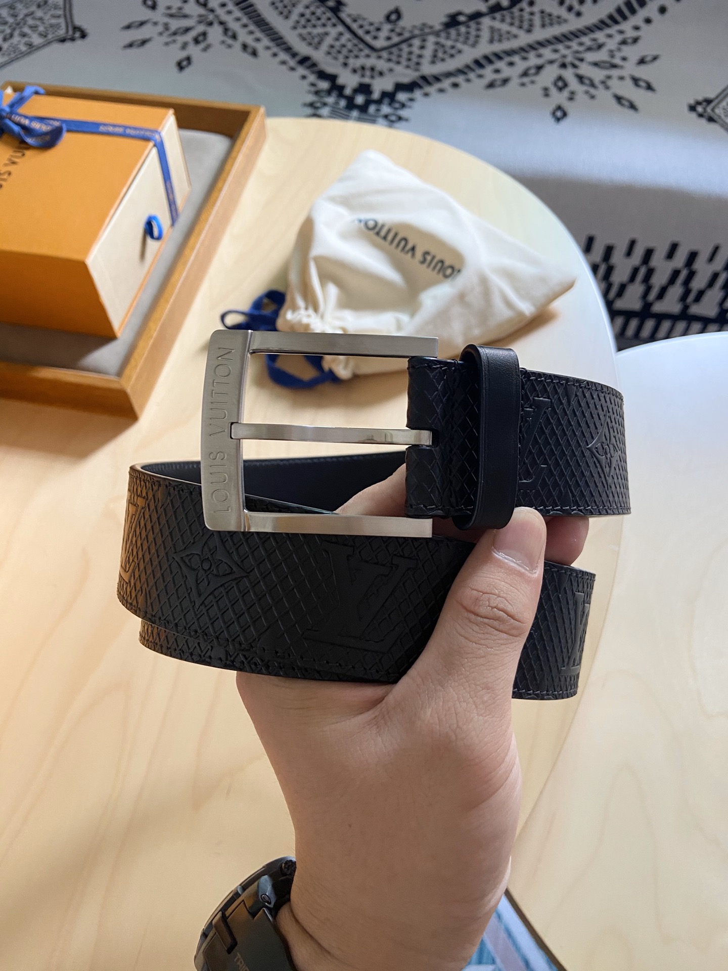 Louis Vuitton 代购版新品 LV男士腰带取材进口专款面料 压花牛皮 方形搭扣暗藏珐琅 LV 标识