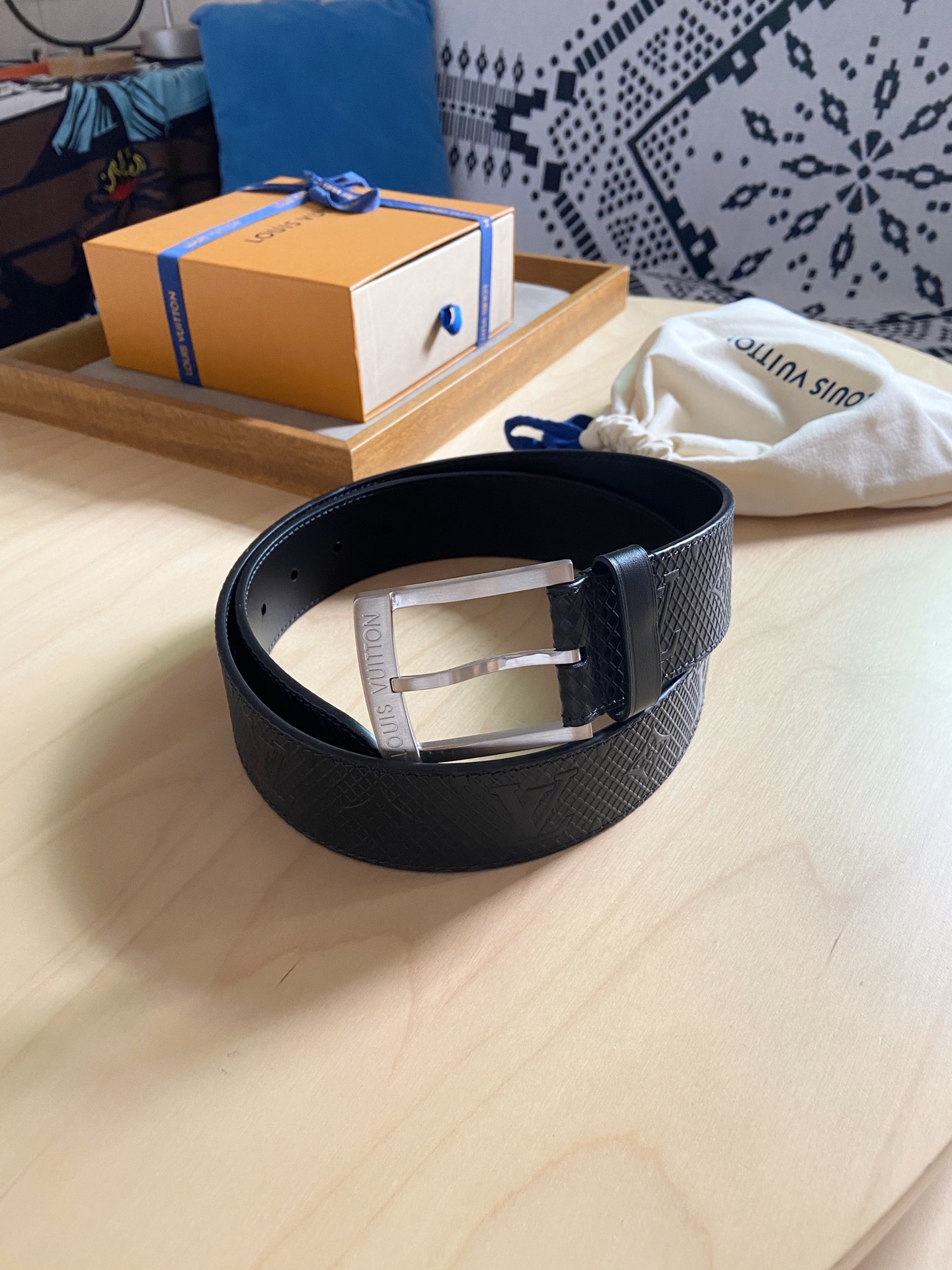 Louis Vuitton 代购版新品 LV男士腰带取材进口专款面料 压花牛皮 方形搭扣暗藏珐琅 LV 标识