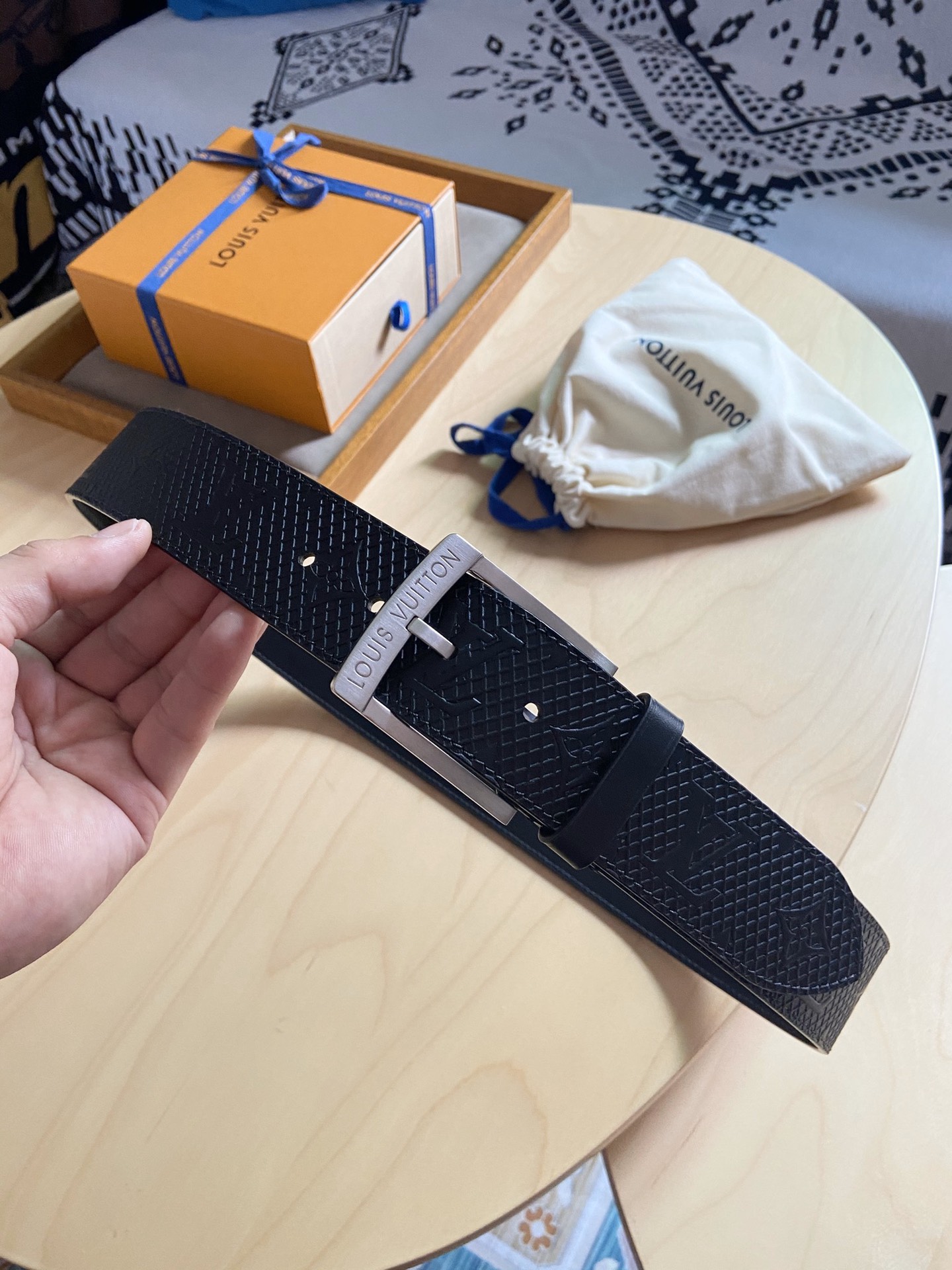 Louis Vuitton 代购版新品 LV男士腰带取材进口专款面料 压花牛皮 方形搭扣暗藏珐琅 LV 标识