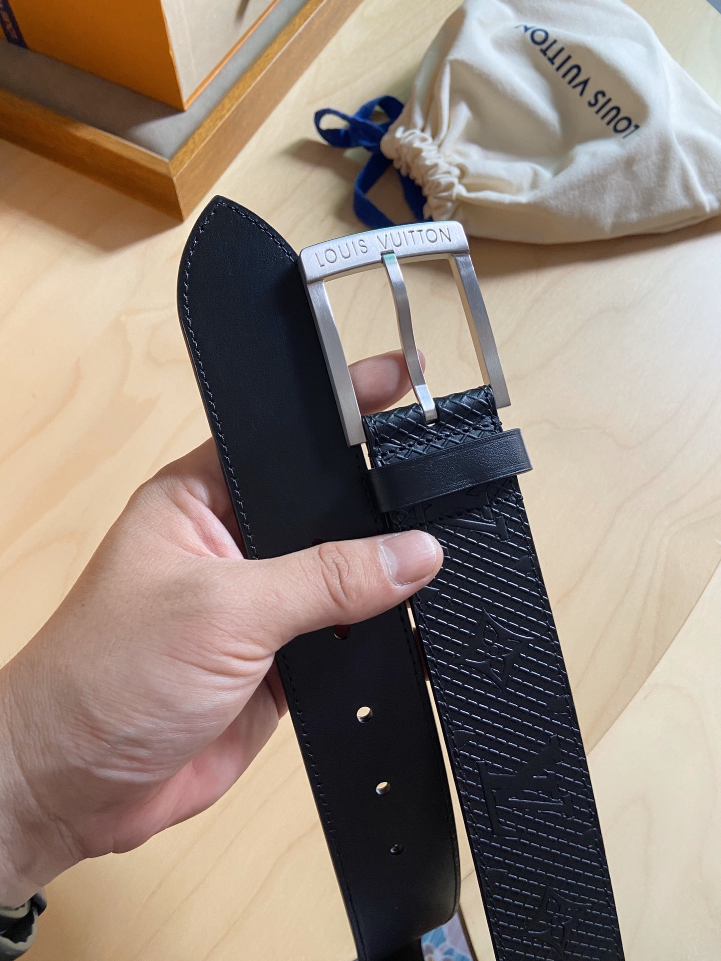 Louis Vuitton 代购版新品 LV男士腰带取材进口专款面料 压花牛皮 方形搭扣暗藏珐琅 LV 标识
