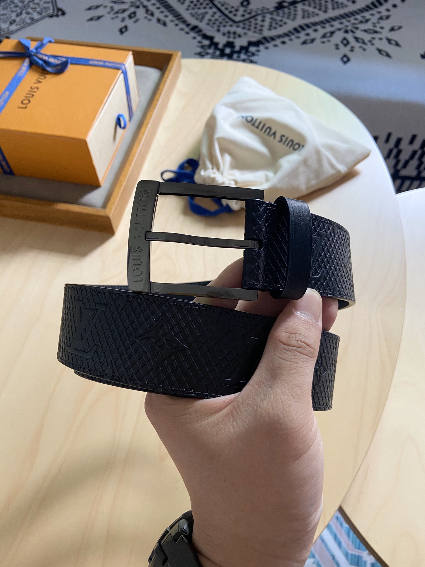 Louis Vuitton 代购版新品 LV男士腰带取材进口专款面料 压花牛皮 方形搭扣暗藏珐琅 LV 标识
