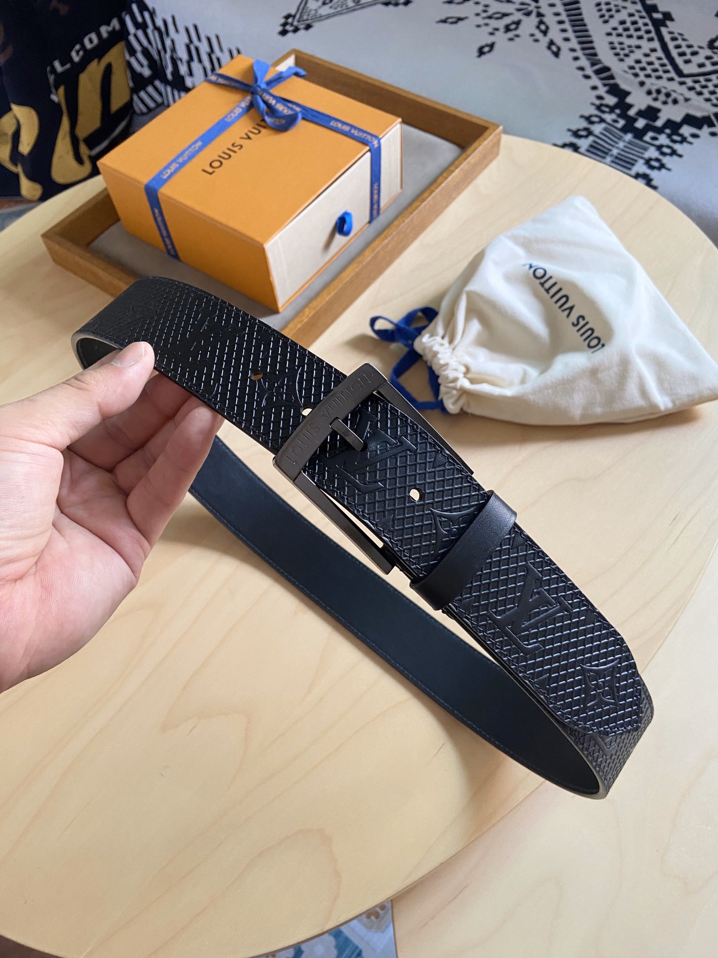 Louis Vuitton 代购版新品 LV男士腰带取材进口专款面料 压花牛皮 方形搭扣暗藏珐琅 LV 标识