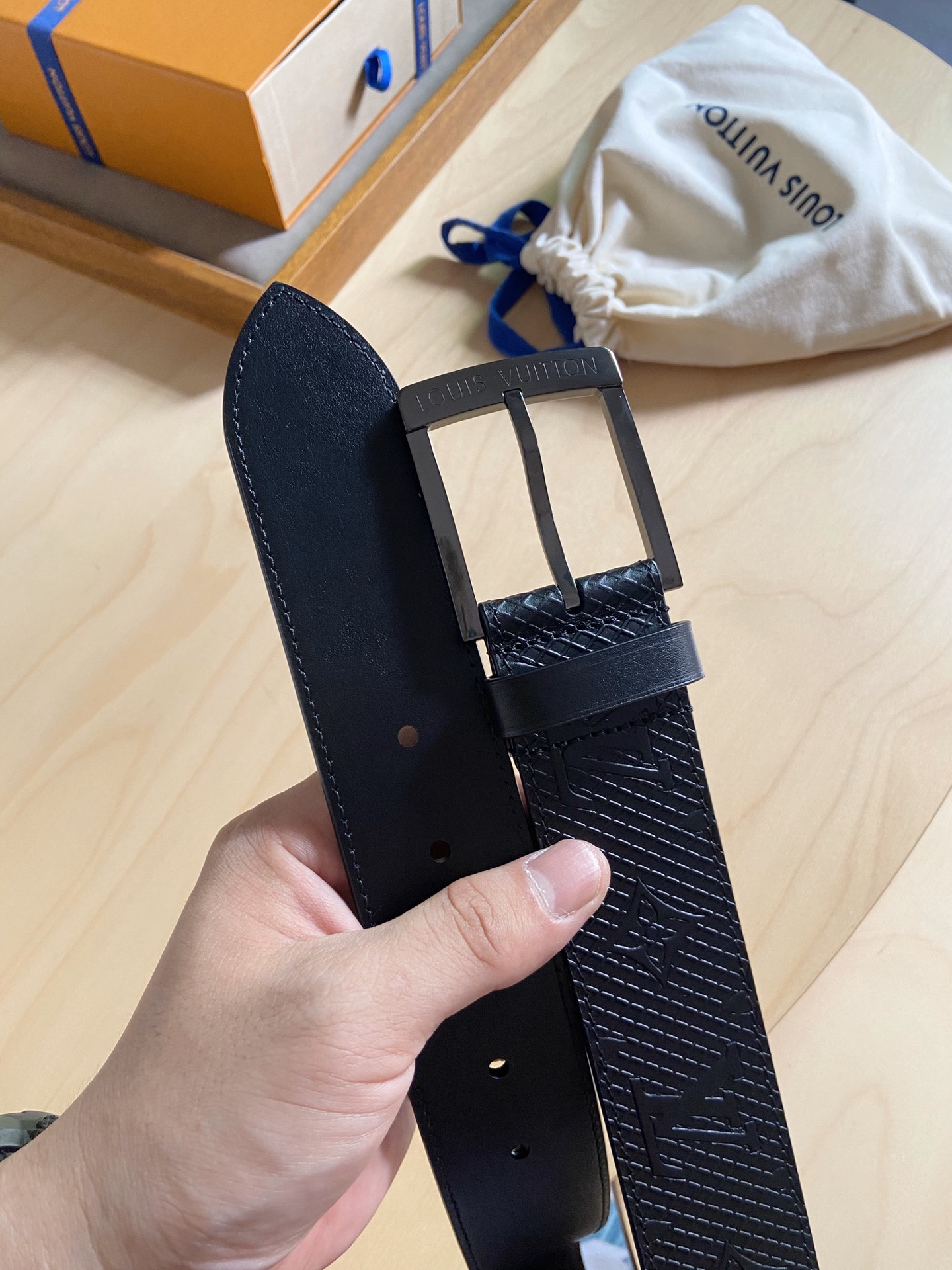 Louis Vuitton 代购版新品 LV男士腰带取材进口专款面料 压花牛皮 方形搭扣暗藏珐琅 LV 标识