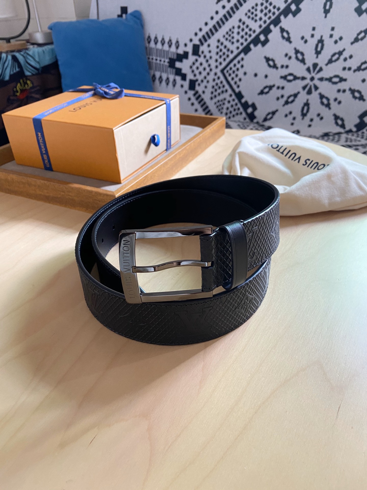 Louis Vuitton 代购版新品 LV男士腰带取材进口专款面料 压花牛皮 方形搭扣暗藏珐琅 LV 标识