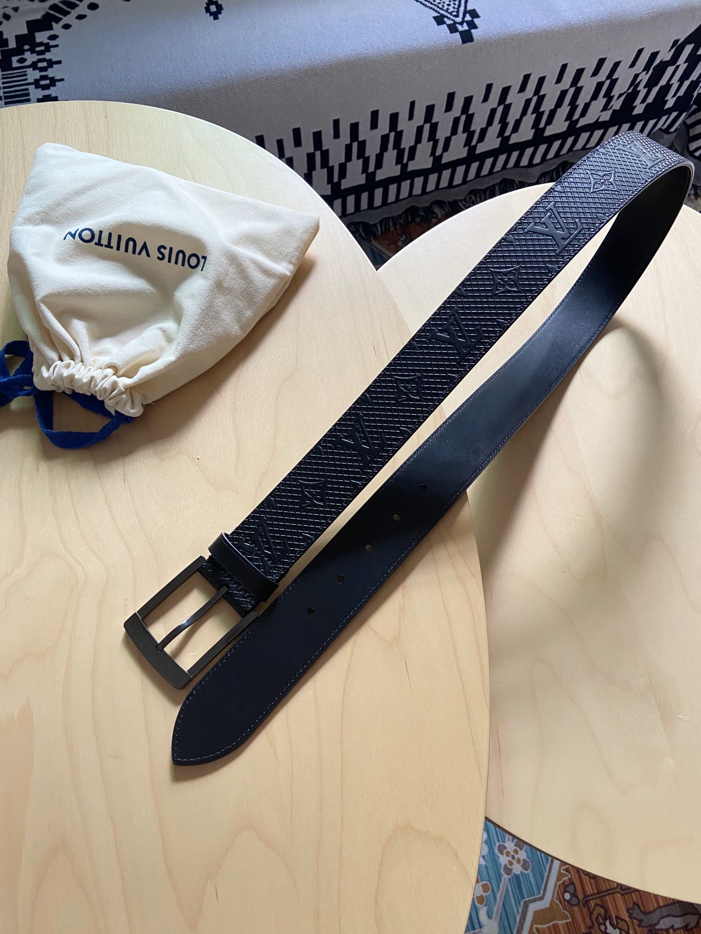Louis Vuitton 代购版新品 LV男士腰带取材进口专款面料 压花牛皮 方形搭扣暗藏珐琅 LV 标识