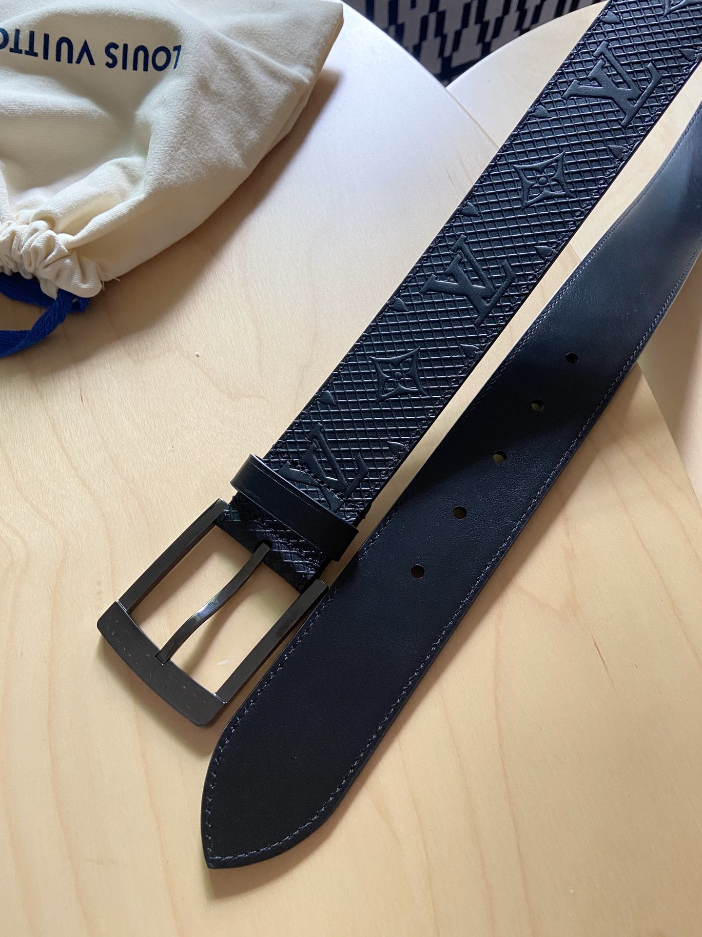 Louis Vuitton 代购版新品 LV男士腰带取材进口专款面料 压花牛皮 方形搭扣暗藏珐琅 LV 标识