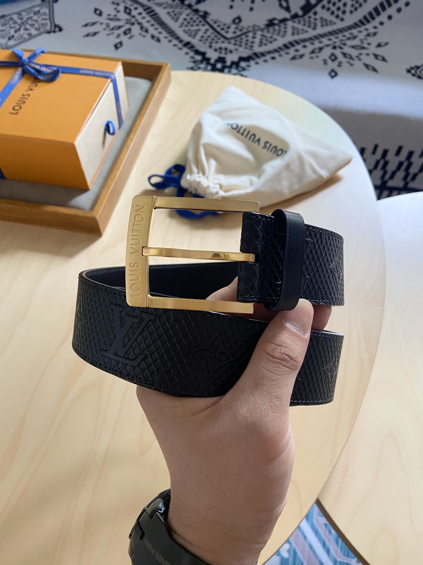 Louis Vuitton 代购版新品 LV男士腰带取材进口专款面料 压花牛皮 方形搭扣暗藏珐琅 LV 标识
