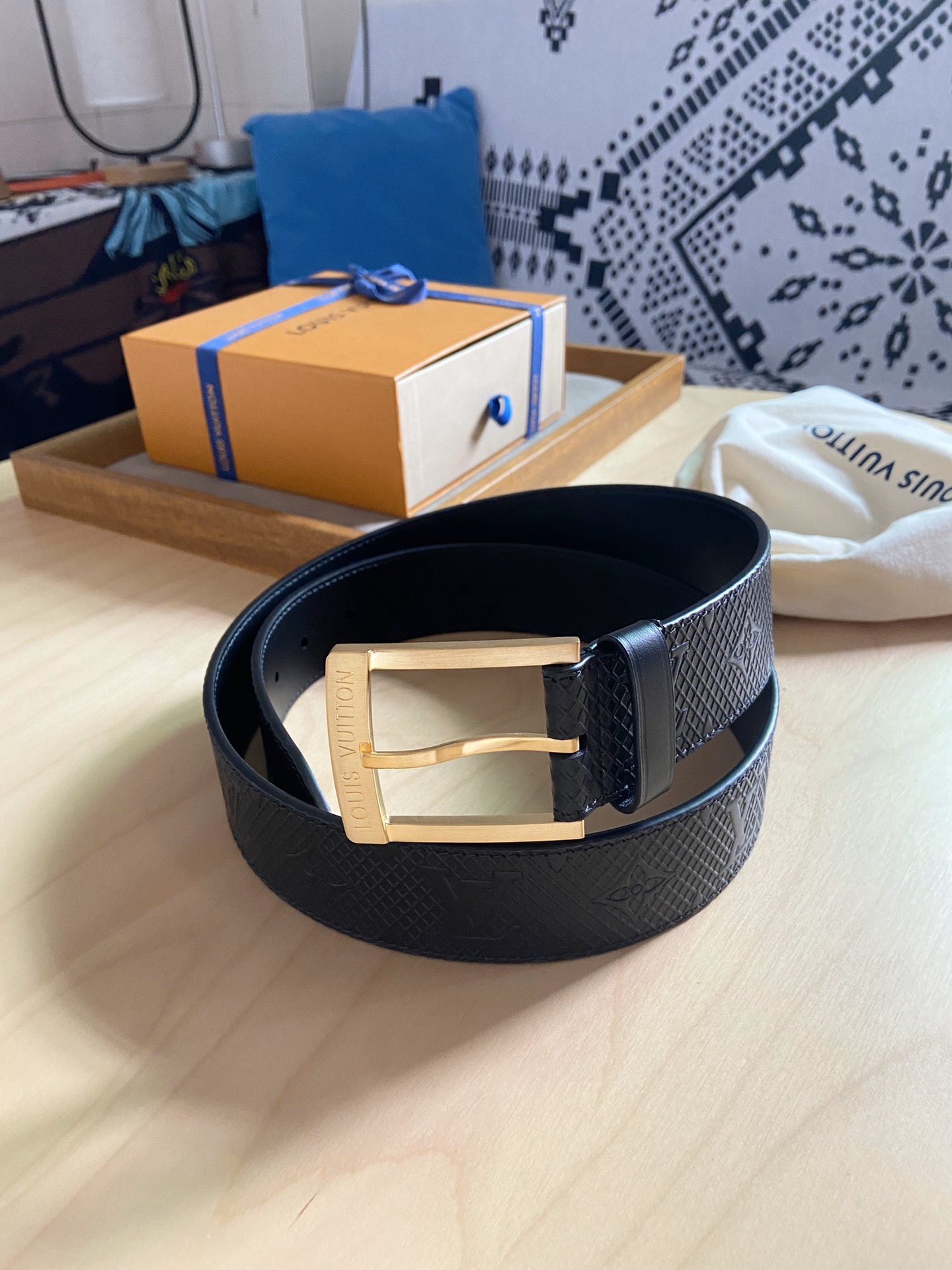 Louis Vuitton 代购版新品 LV男士腰带取材进口专款面料 压花牛皮 方形搭扣暗藏珐琅 LV 标识