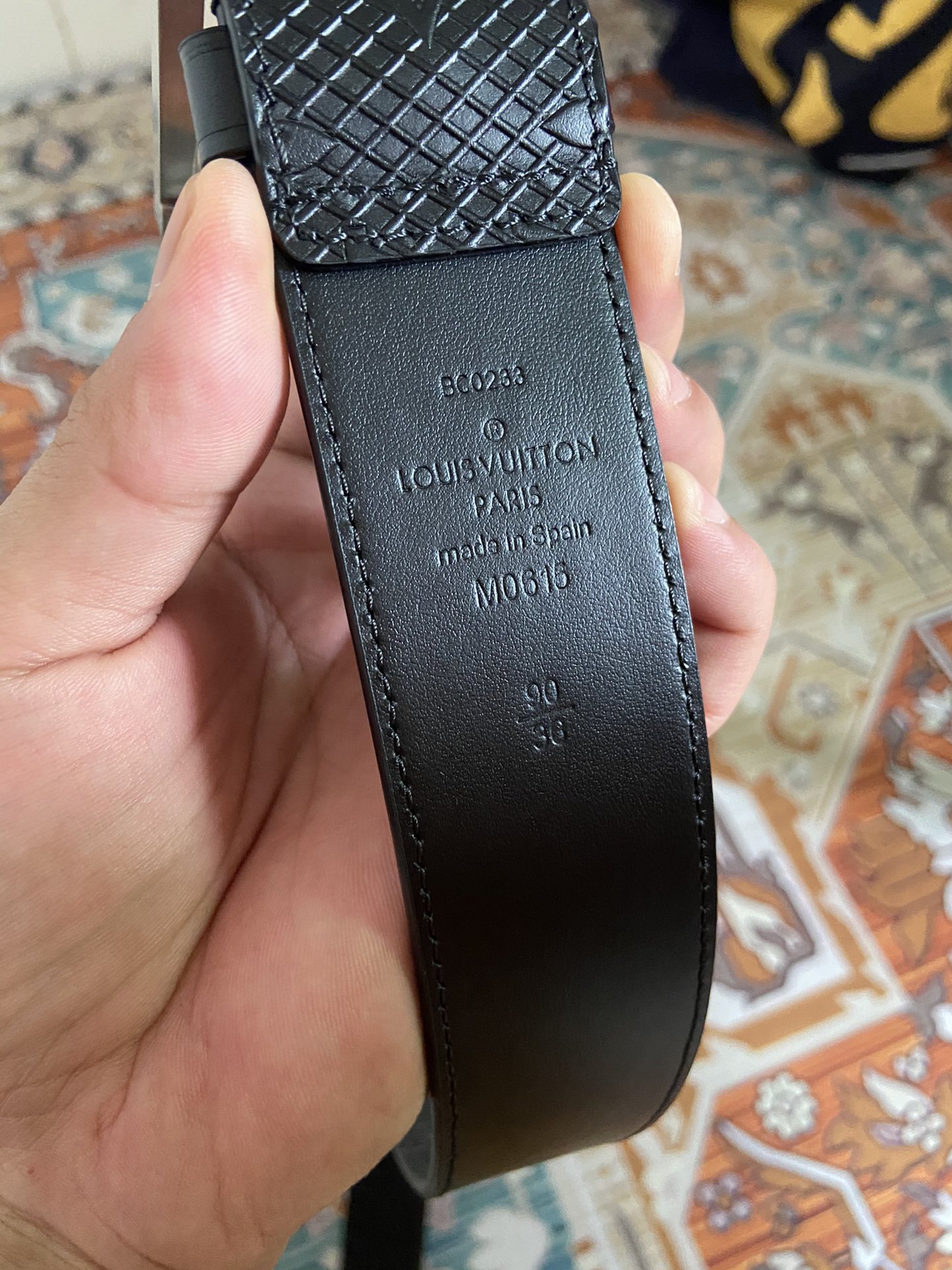 Louis Vuitton 代购版新品 LV男士腰带取材进口专款面料 压花牛皮 方形搭扣暗藏珐琅 LV 标识