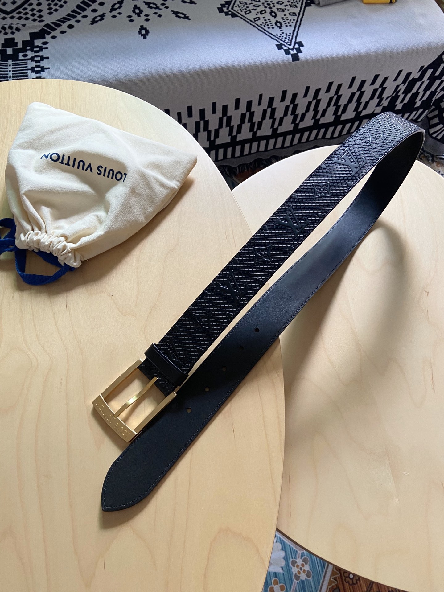 Louis Vuitton 代购版新品 LV男士腰带取材进口专款面料 压花牛皮 方形搭扣暗藏珐琅 LV 标识
