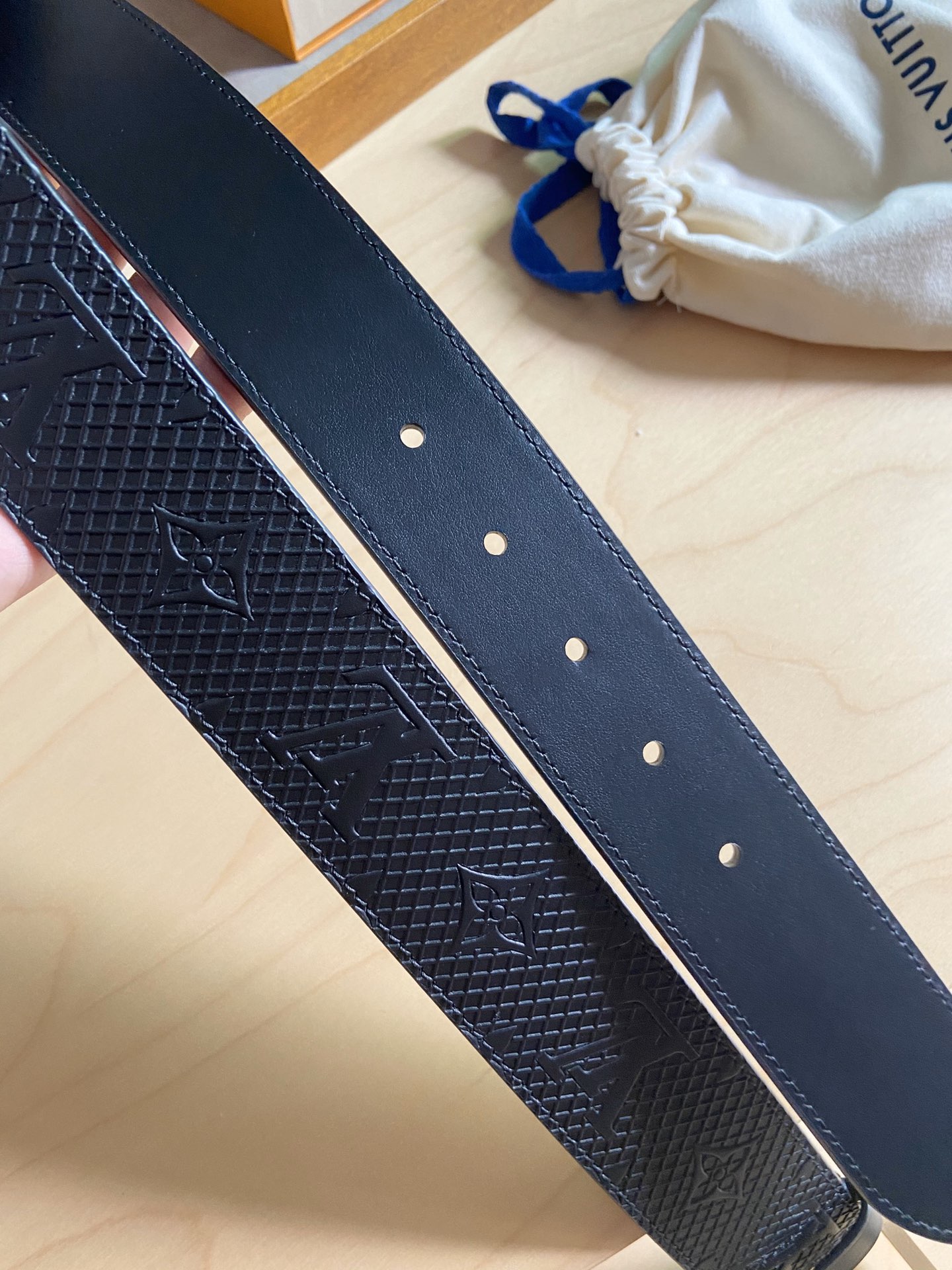 Louis Vuitton 代购版新品 LV男士腰带取材进口专款面料 压花牛皮 方形搭扣暗藏珐琅 LV 标识