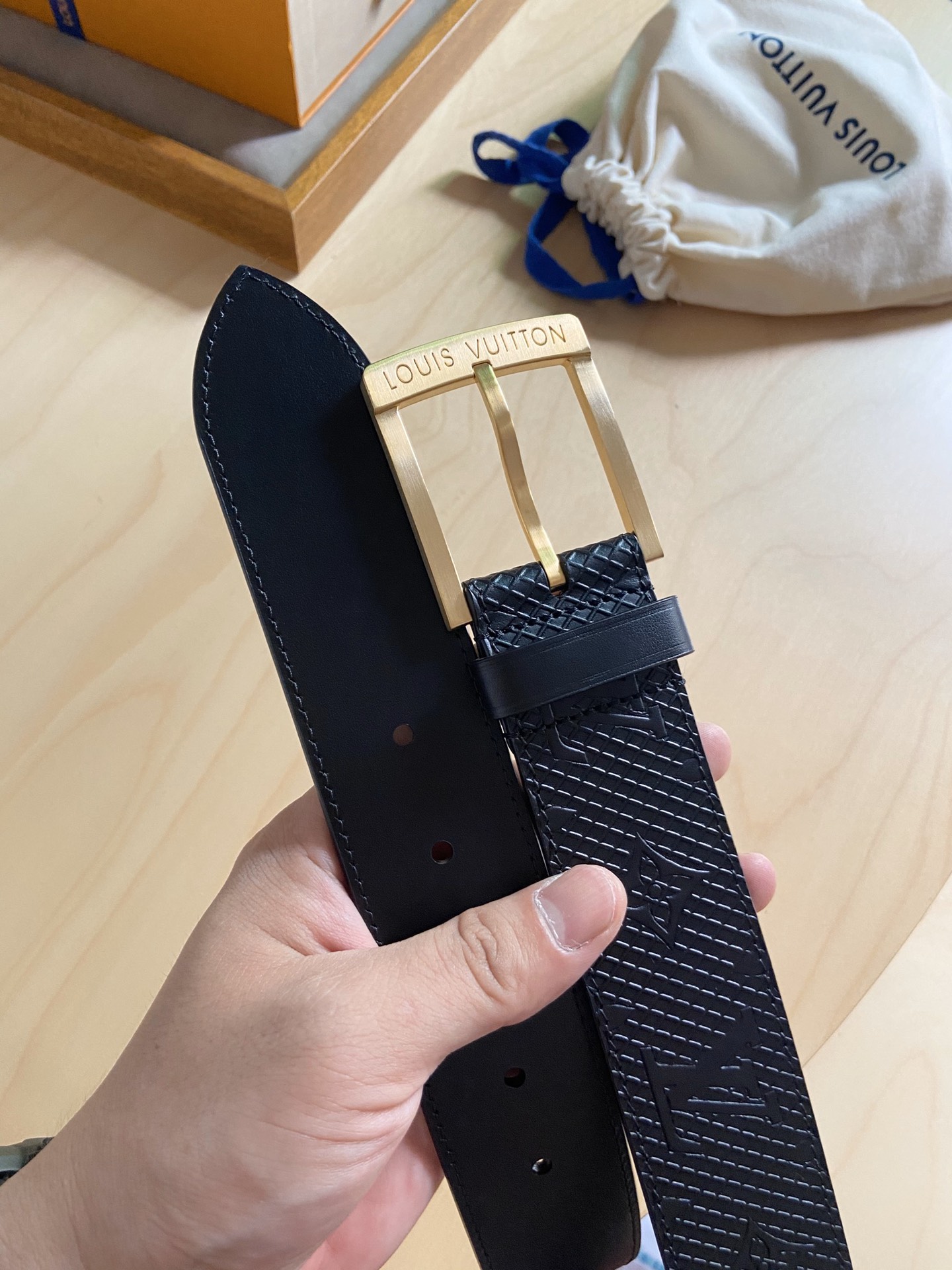 Louis Vuitton 代购版新品 LV男士腰带取材进口专款面料 压花牛皮 方形搭扣暗藏珐琅 LV 标识