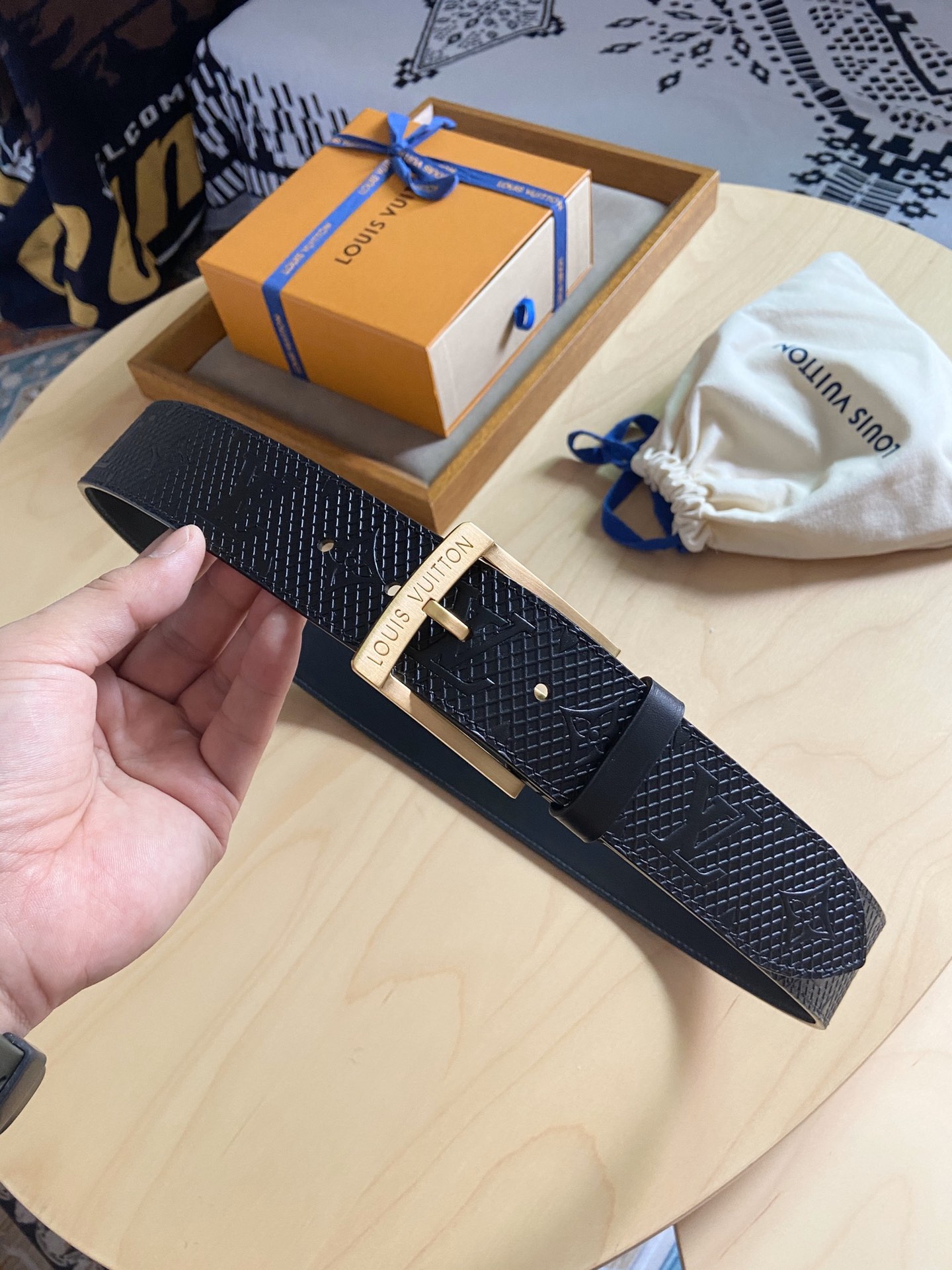 Louis Vuitton 代购版新品 LV男士腰带取材进口专款面料 压花牛皮 方形搭扣暗藏珐琅 LV 标识