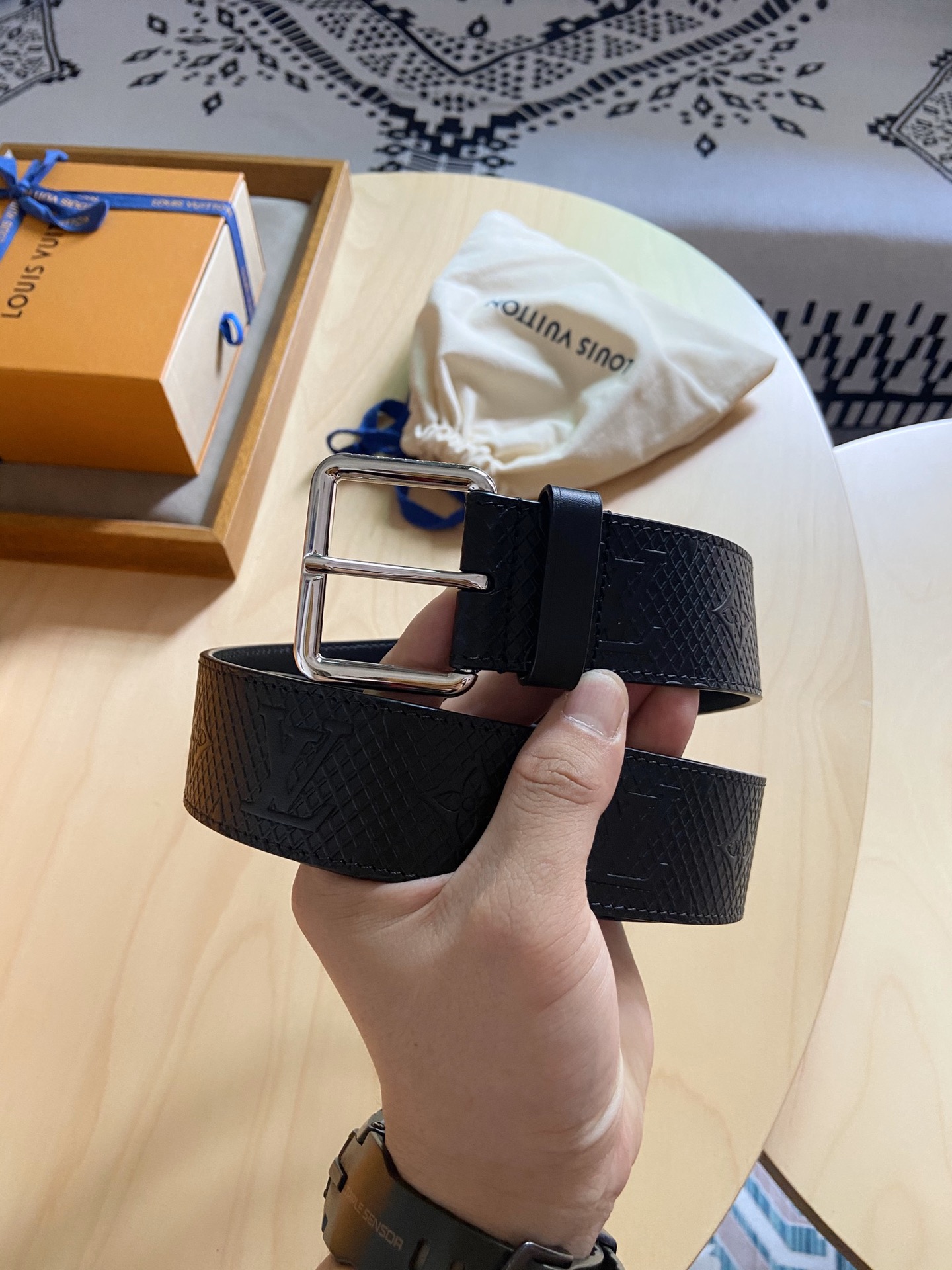 Louis Vuitton 代购版新品 LV男士腰带取材进口专款面料， 压花牛皮，方形搭扣，传递内敛与雅致，休闲 ，宽度4.0CM