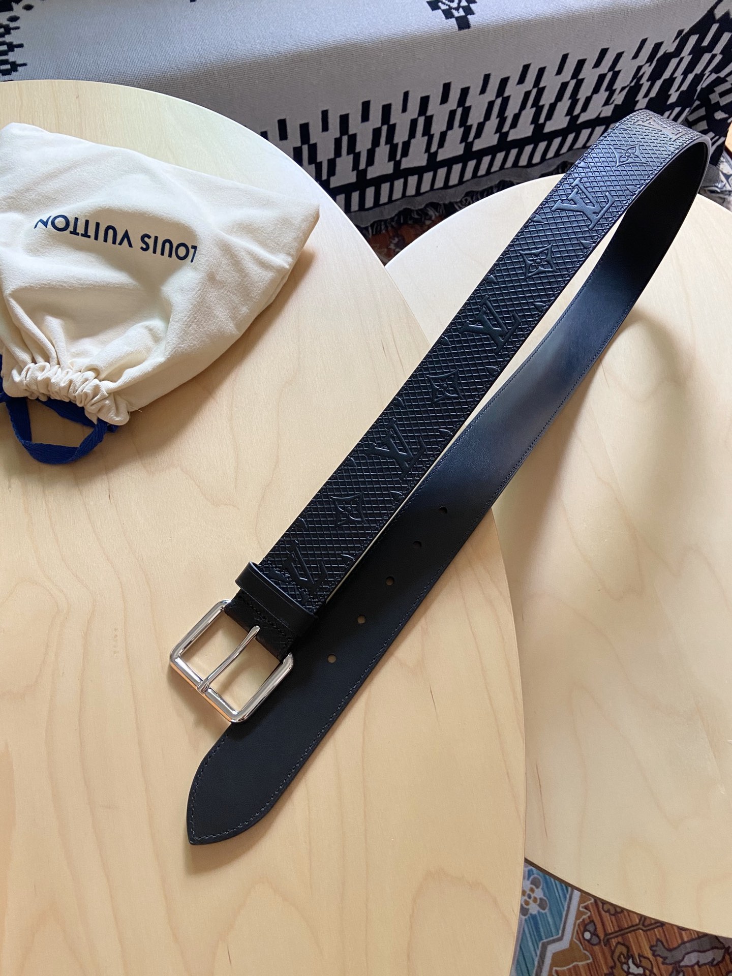 Louis Vuitton 代购版新品 LV男士腰带取材进口专款面料， 压花牛皮，方形搭扣，传递内敛与雅致，休闲 ，宽度4.0CM