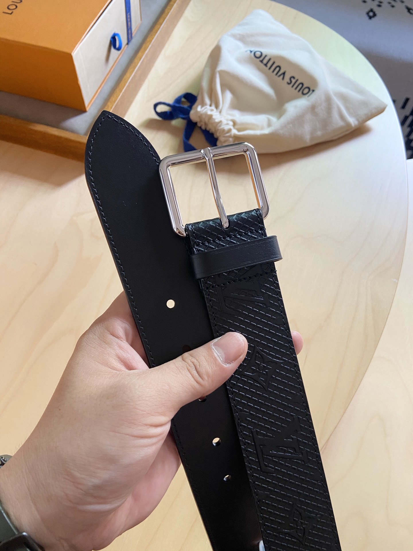 Louis Vuitton 代购版新品 LV男士腰带取材进口专款面料， 压花牛皮，方形搭扣，传递内敛与雅致，休闲 ，宽度4.0CM