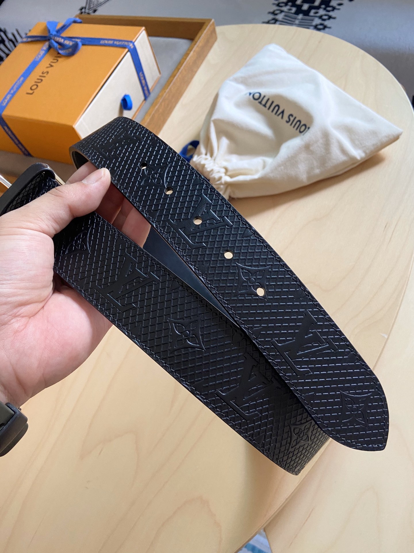 Louis Vuitton 代购版新品 LV男士腰带取材进口专款面料， 压花牛皮，方形搭扣，传递内敛与雅致，休闲 ，宽度4.0CM