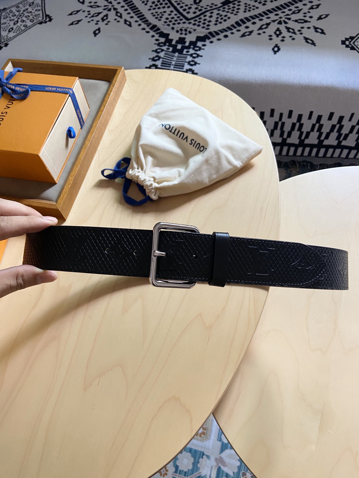 Louis Vuitton 代购版新品 LV男士腰带取材进口专款面料， 压花牛皮，方形搭扣，传递内敛与雅致，休闲 ，宽度4.0CM
