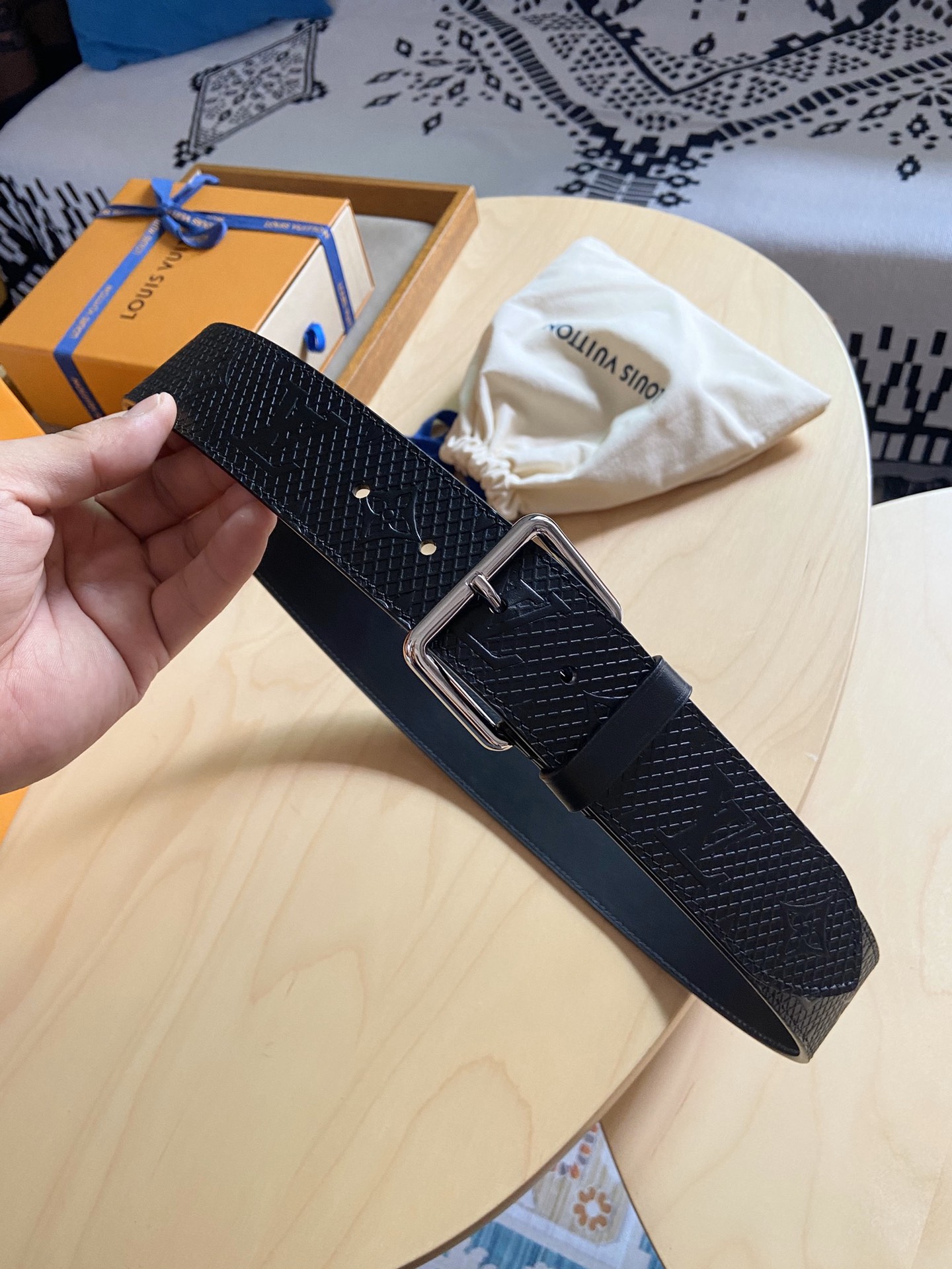 Louis Vuitton 代购版新品 LV男士腰带取材进口专款面料， 压花牛皮，方形搭扣，传递内敛与雅致，休闲 ，宽度4.0CM