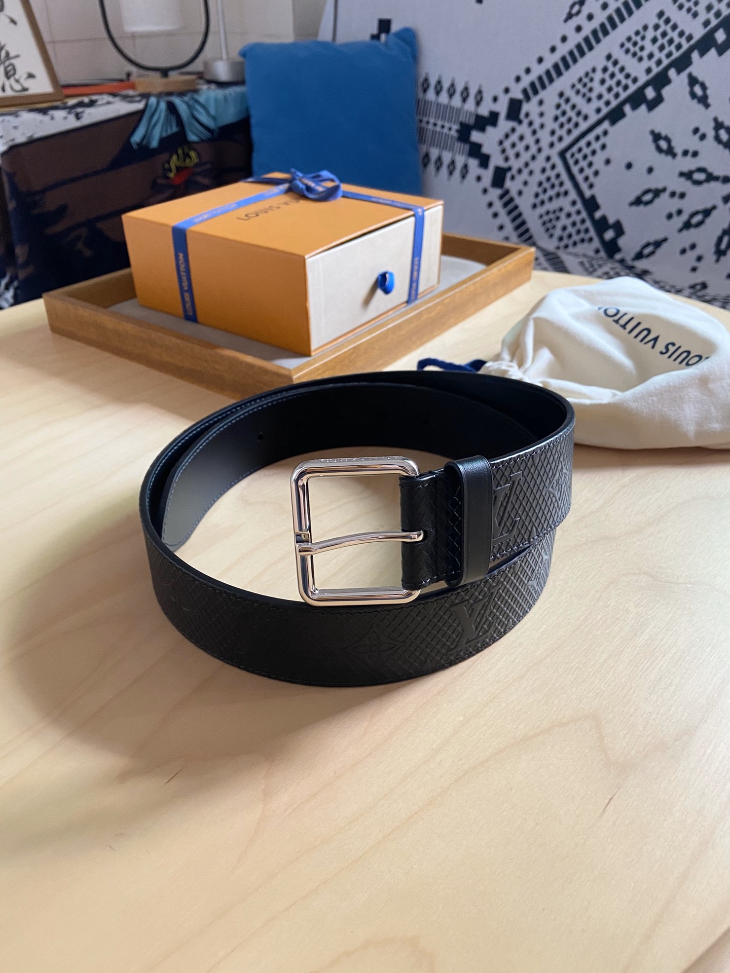 Louis Vuitton 代购版新品 LV男士腰带取材进口专款面料， 压花牛皮，方形搭扣，传递内敛与雅致，休闲 ，宽度4.0CM